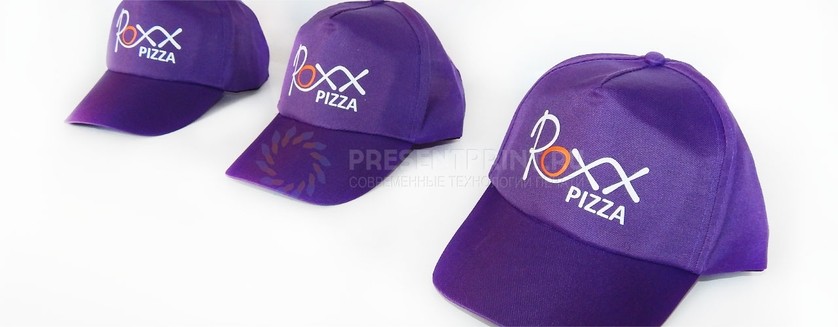Бейсболки с логотипом пиццерии Roxx Pizza в дополнении к униформе сотрудников